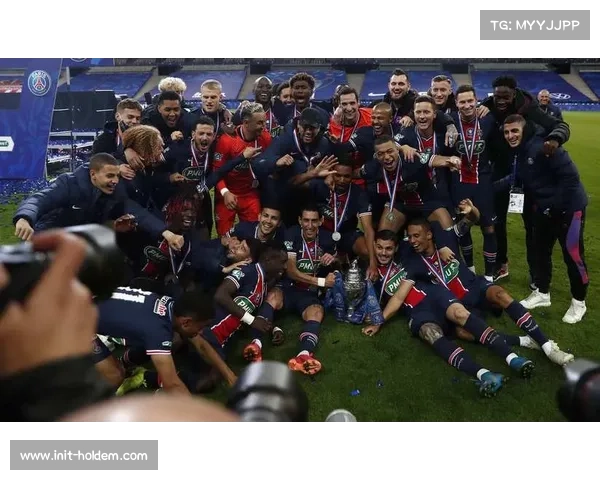 摩纳哥亲王为法甲季军颁奖 王室表彰球队成就 摩纳哥亲王为法甲季军颁奖 王室表彰球队成就