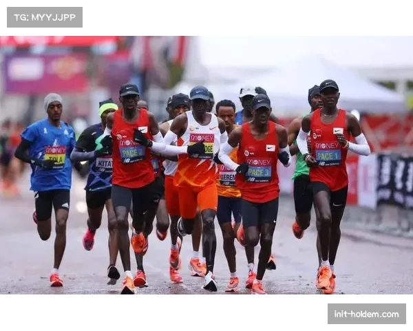 马拉松终点线前,基普乔格与贝克勒并肩奔跑,相互致敬后加速冲刺